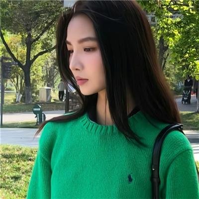 我和精神小妹同居 AI同人短剧 场景：男主住处的小院