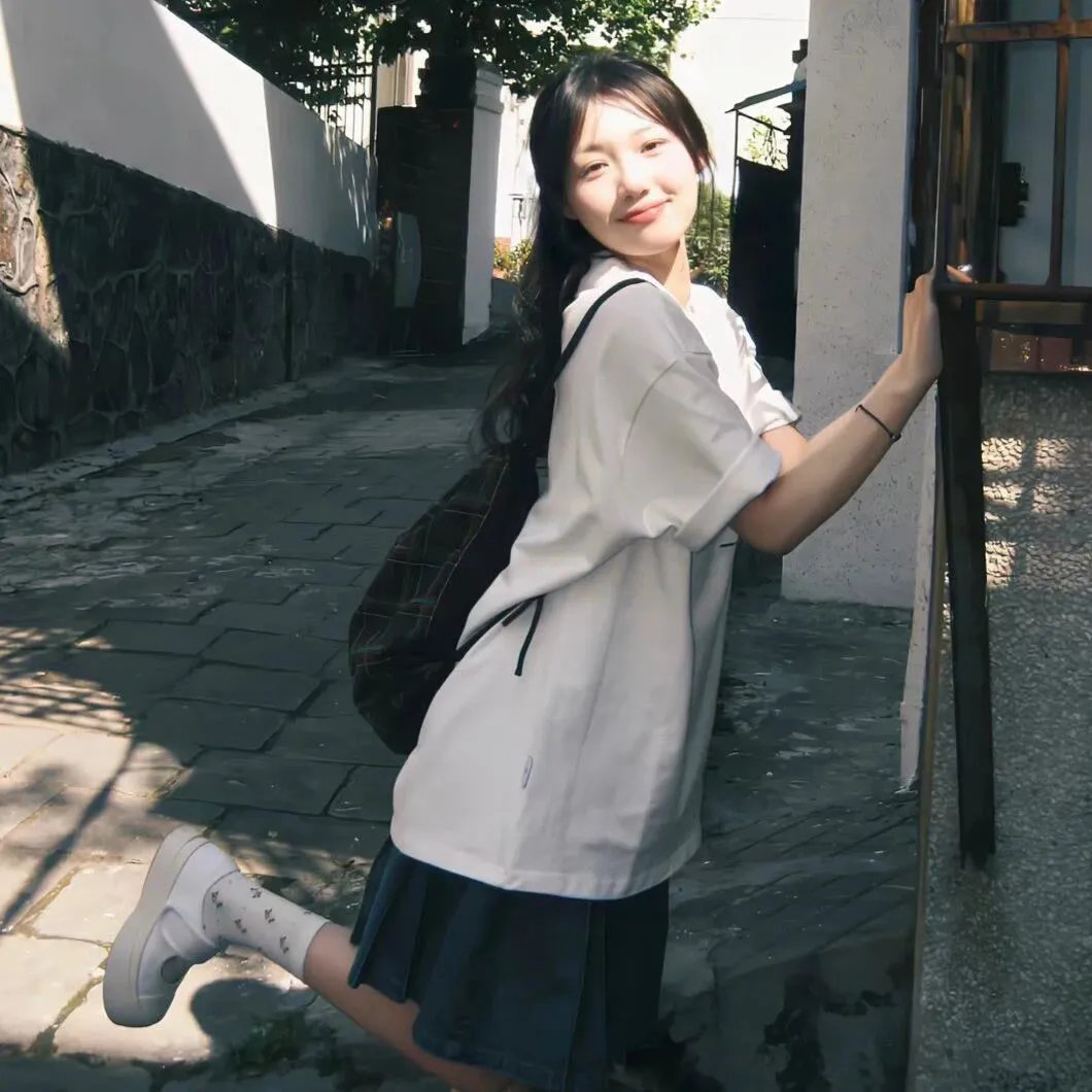 我和精神小妹同居 AI同人短剧 场景：纹身女孩的角色造型